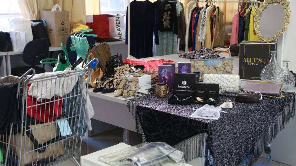 Bazar vende itens de grife e marcas famosas com até 80% de desconto em Curitiba Alguns dos itens do bazar do Provopar