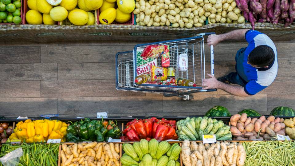 Lei obriga supermercados a lavarem seus carrinhos. Veja quem paga a conta Lei obriga supermercados a lavarem seus carrinhos. Veja quem paga a conta