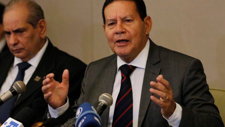 As sinucas do General Mourão O vice-presidente da República, general Hamilton Mourão, fala durante coletiva de imprensa para correspondentes internacionais na Confederação Nacional do Comércio de Bens, Serviços e Turismo (CNC), no Rio de Janeiro.