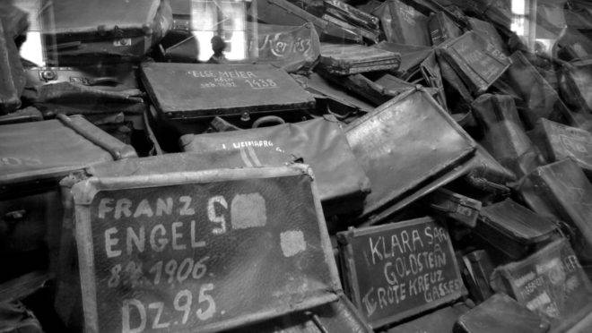 Placas de identificação dos prisioneiros judeus no campo de concentração de Auschwitz