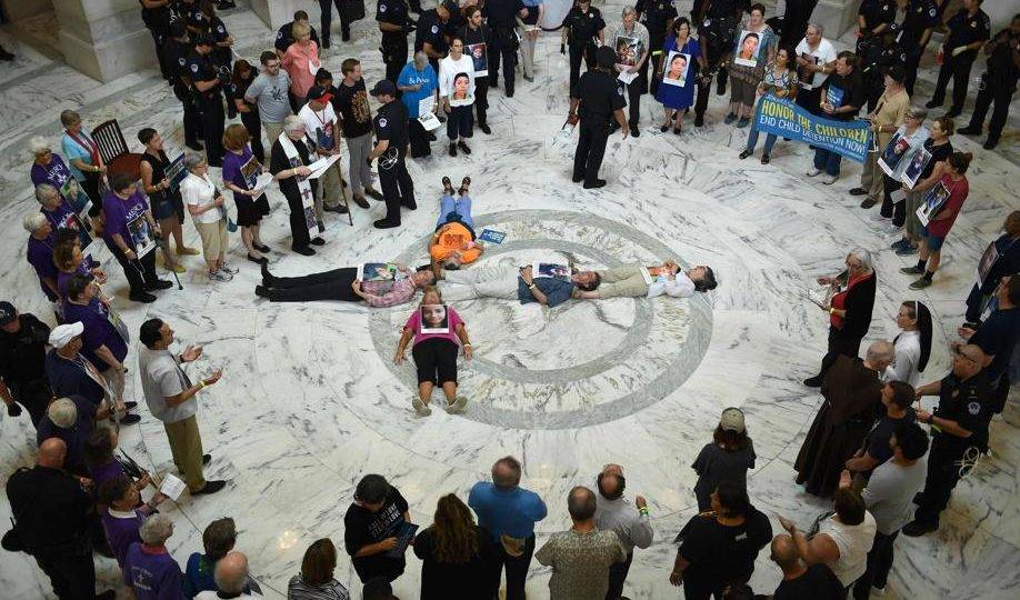 Dezenas são detidos em protesto de católicos contra políticas de imigração de Trump Ativistas fazem uma vigília de orações pelo "fim do abuso e detenção de crianças" em um prédio do Senado em Washington, EUA, 18 de julho de 2019