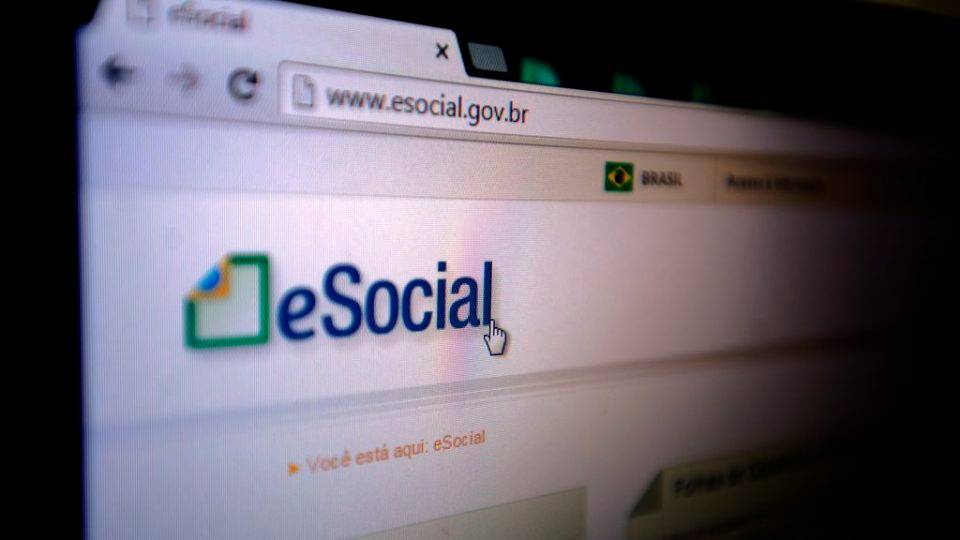 As instituições e o desenvolvimento econômico: a extinção do eSocial Portal eSocial.