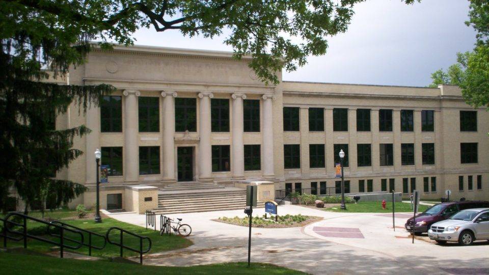 A universidade como portal para o mundo Franklin Hall, da Kent State University – EUA.
