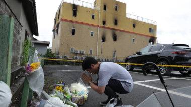 Suspeito de incendiar estúdio de animação no Japão é identificado Homenagens em frente ao estúdio de animação da Kyoto Animation