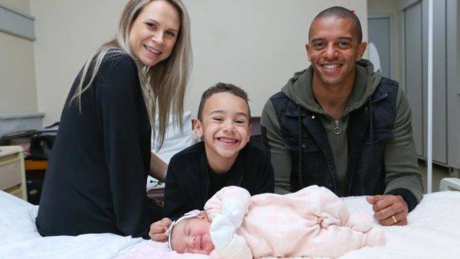 Júlia com os pais e o irmão Davi Lucca.