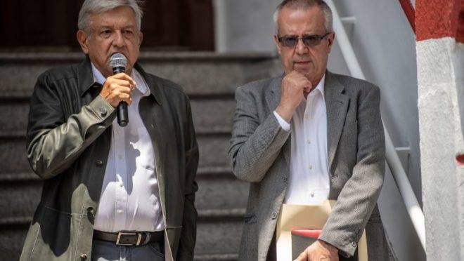 O presidente mexicano Andres Manoel Lopez Obrador e o ex-ministro da Fazenda, Carlos Urzua. Foto: Pedro Pardo/AFP
