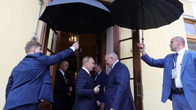 O presidente da Rússia, Vladimir Putin, em encontro com o presidente de Belarus, Alexander Lukashenko, em São Petersburgo, Rússia, 18 de julho de 2019