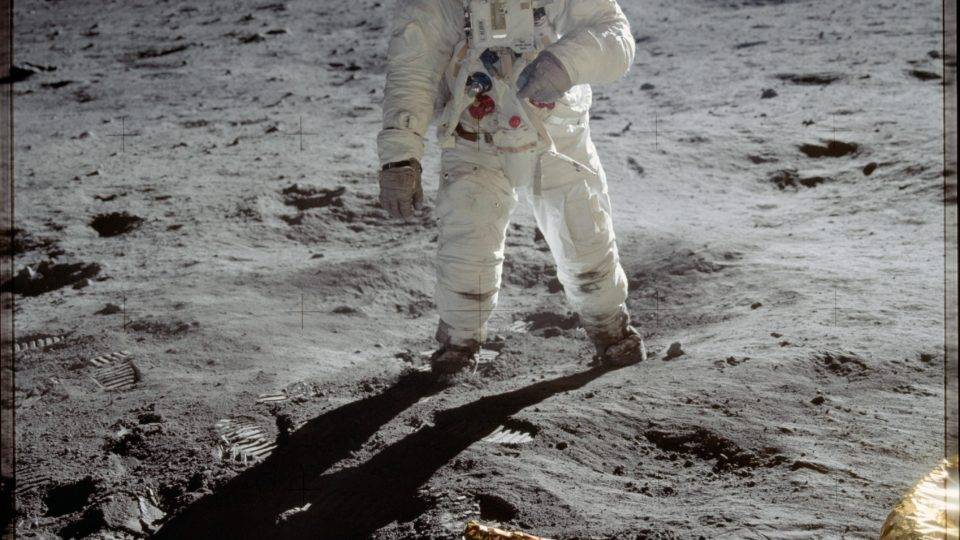 A chegada do homem à Lua e o resgate necessário da pergunta primordial Astronauta Buzz Aldrin caminha na superfície da Lua perto da perna do módulo lunar Eagle durante a missão Apollo 11. O comandante da missão, Neil Armstrong, tirou a foto. Enquanto Aldrin e Armstrong exploraram a região da Lua chamada de Mar da Tranquilidade, o astronauta Michael Collins permaneceu no módulo de comando