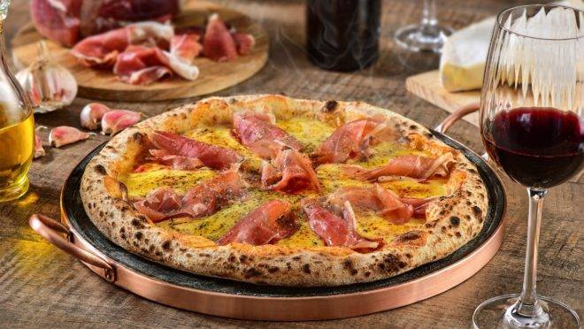 Pizza Vitória – pomodoro pelati italiano, muçarela, tomate, queijo brie e presunto parma italiano. Uma das assinaturas da nova Pizzaria Kahlua.