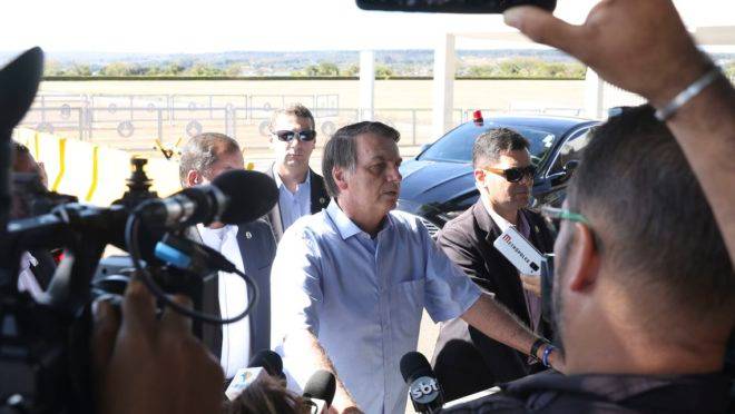 O presidente Jair Bolsonaro fala à imprensa no Palácio da Alvorada