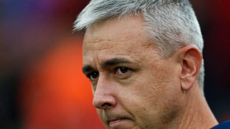 Boa atuação de lateral coloca dúvidas na cabeça de Tiago Nunes Boa atuação de lateral coloca dúvidas na cabeça de Tiago Nunes