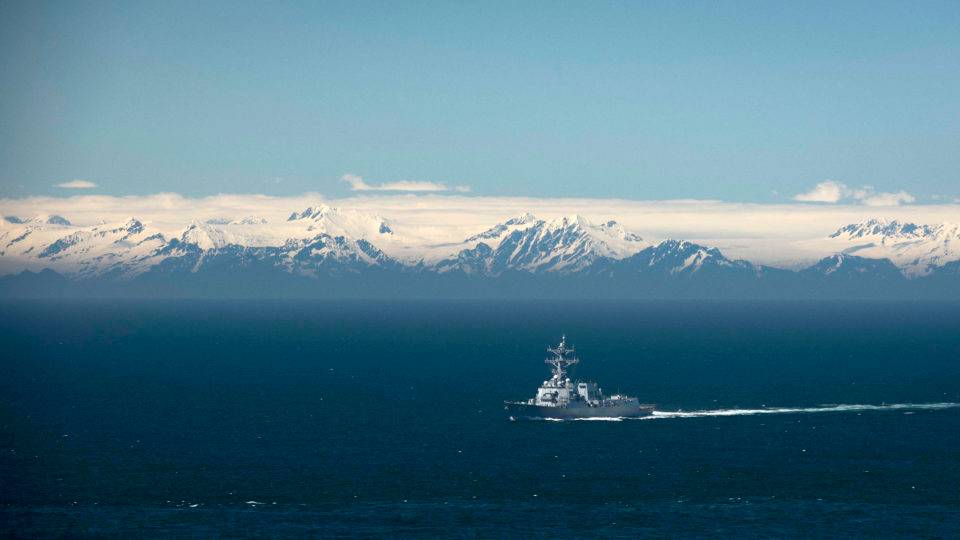 Uma guerra fria está emergindo no Ártico. E os EUA estão ficando para trás destróier de mísseis guiados da classe Arleigh Burke USS John Finn (DDG 113) transita pelo Golfo do Alasca
