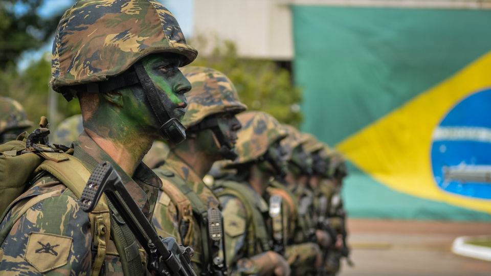 Comandante do Exército enquadra militares para frear ativismo político nas redes sociais Preocupação do alto comando é evitar a contaminação política nas fileiras do Exército.