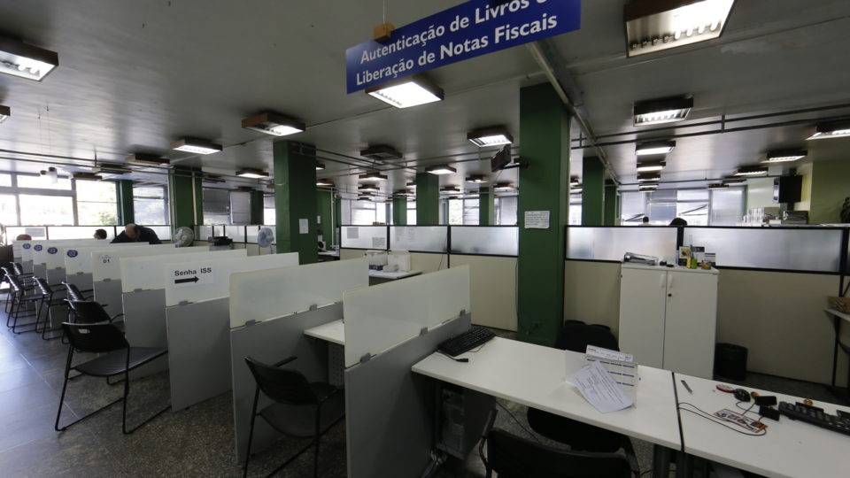 Gasto com servidores se aproxima de R$ 1 trilhão e já consome 13,6% do PIB Poucos países gastam tanto em folha salarial de funcionários públicos como o Brasil.
