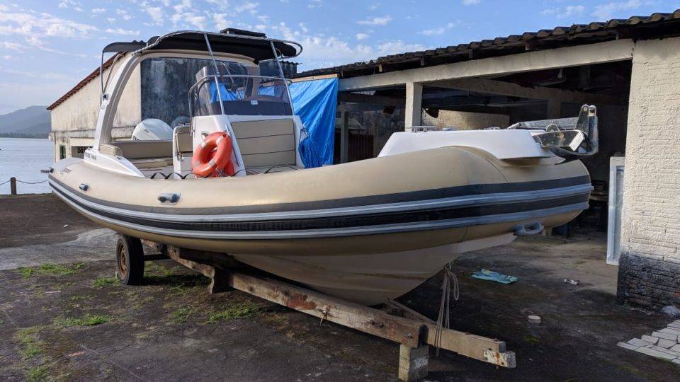 Na maior apreensão já feita no PR, Bope intercepta R$ 3 bi em cocaína no Litoral Um dos barcos usados pelos traficantes.