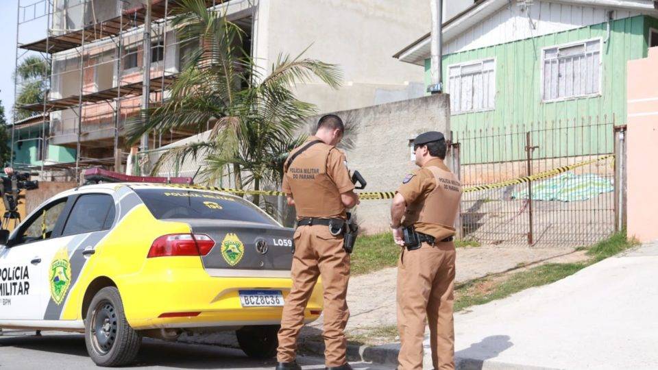 Festa regada a drogas e bebidas termina em morte na região de Curitiba Um homem morreu e outro foi socorrido em estado grave. Foto: Marco Charneski/Tribuna do Paraná.