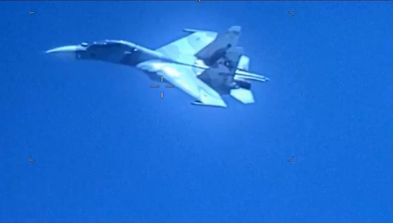 Autoridades americanas acusaram o governo Maduro de violar regras internacionais ao permitir que caça seguisse aeronave dos EUA, ameaçando a tripulação.