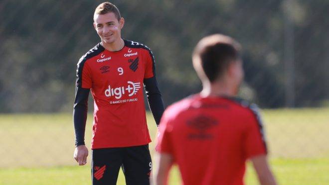 Athletico reforça treinos para pegar o Boca; veja opções de Tiago Nunes