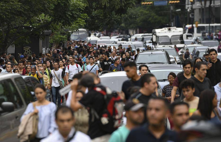 Pessoas nas ruas em Caracas durante apagão que atinge grande parte da Venezuela nesta segunda-feira, 22