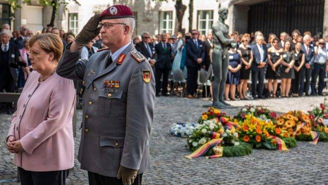 A chanceler alemã, Angela Merkel, e o inspetor geral das Forças Armadas da Alemanha, Eberhard Zorn, prestam homenagem em cerimônia pelo 75º aniversário de uma tentativa de assassinato contra Adolf Hitler em Berlim, 20 de julho de 2019