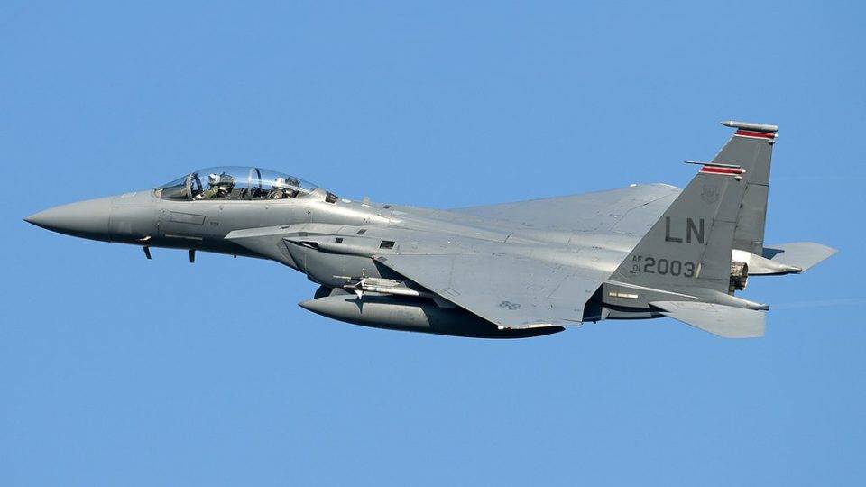 Um caça F-15 foi enviado para interceptar o avião russo