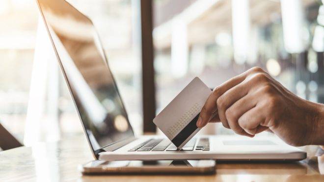 Público jovem e de classes econômicas mais elevadas estão entre os que mais aderem às fintechs.