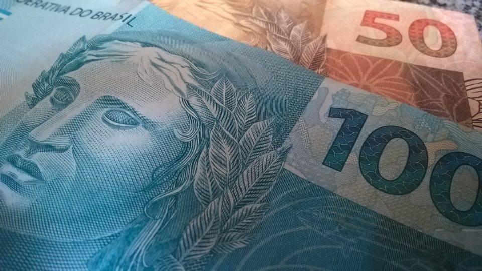 Se a Constituição fosse cumprida, o Brasil economizaria bilhões com supersalários Muito dinheiro: 71,4% dos juízes do país recebem acima do teto remuneratório