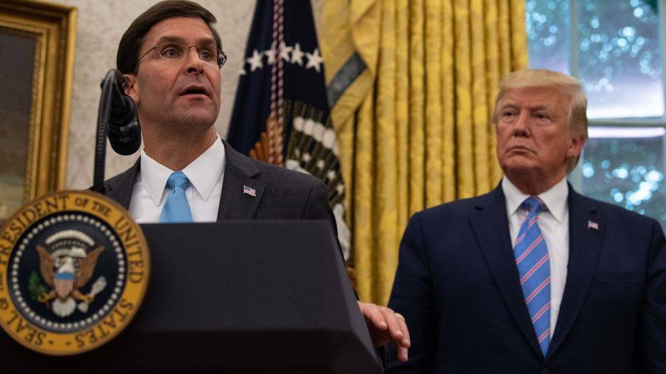 Mark Esper é o novo secretário de Defesa dos EUA Novo secretário da Defesa dos EUA, Mark Esper, ao lado do presidente Donald Trump