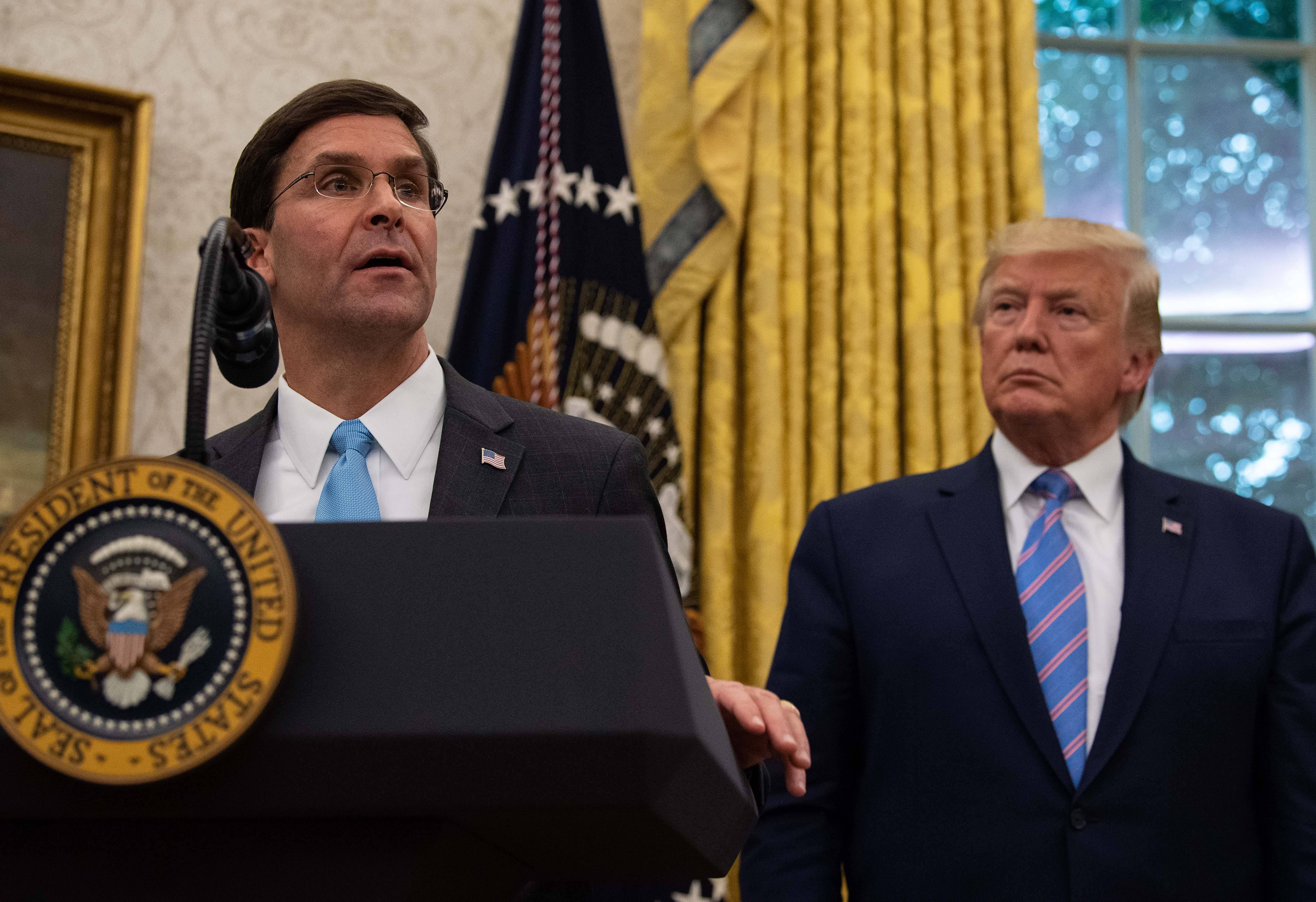 Novo secretário da Defesa dos EUA, Mark Esper, ao lado do presidente Donald Trump