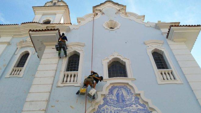 Pintores pintam a fachada da Igreja do Rosário