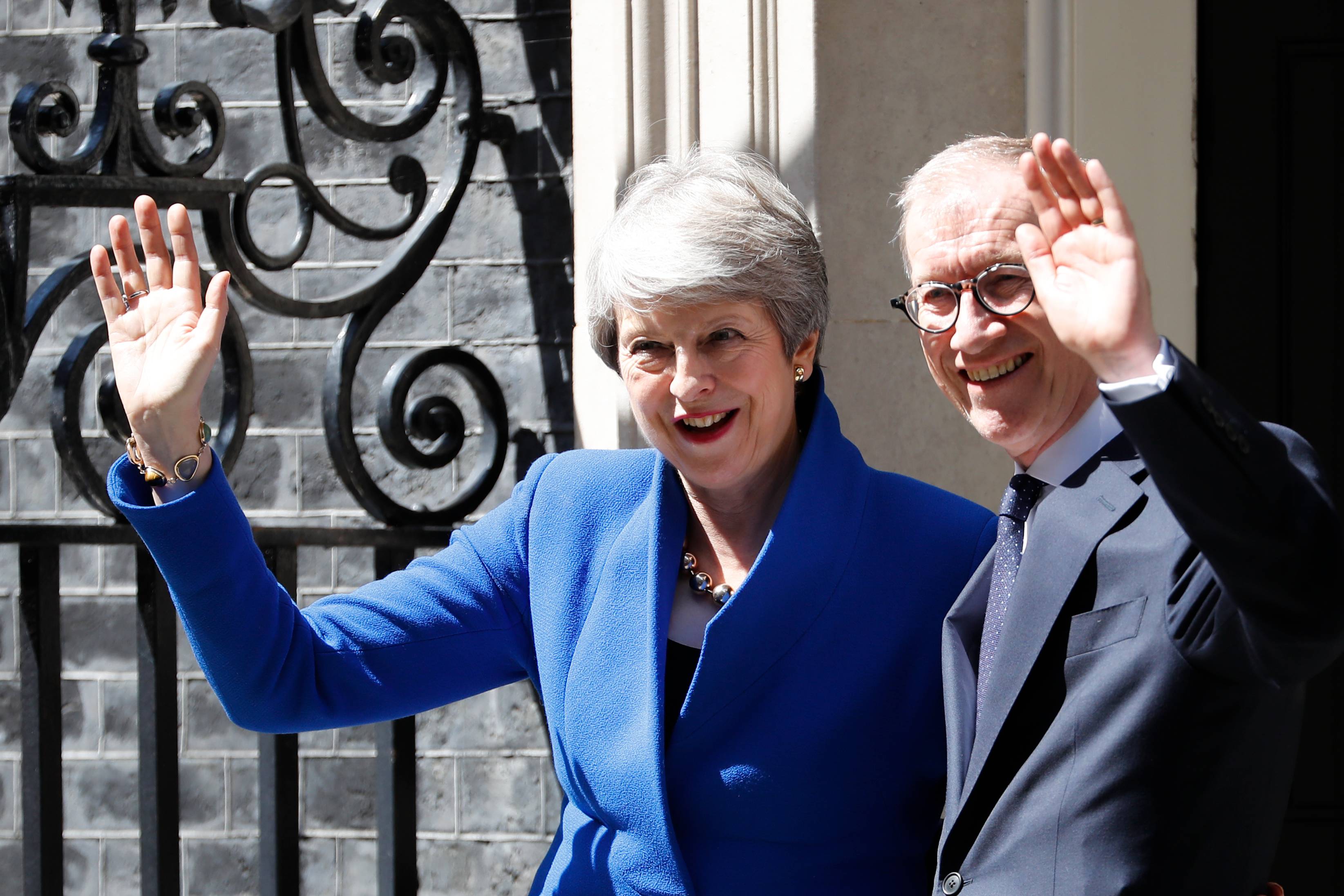 Theresa May se despede do cargo de primeira-ministra do Reino Unido ao lado de seu marido Philip