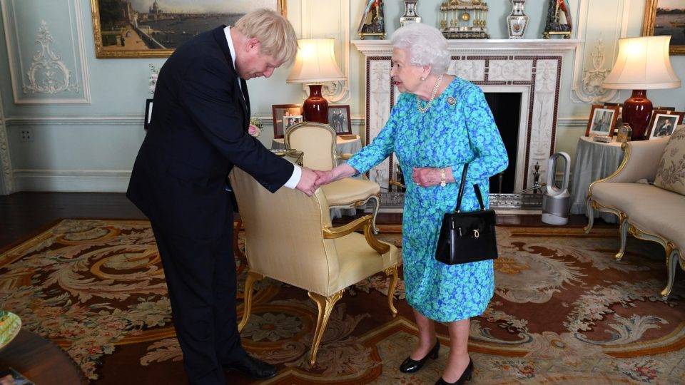 Rainha Elizabeth II da Grã-Bretanha recebe o recém-eleito líder do Partido Conservador, Boris Johnson, durante uma audiência no Palácio de Buckingham