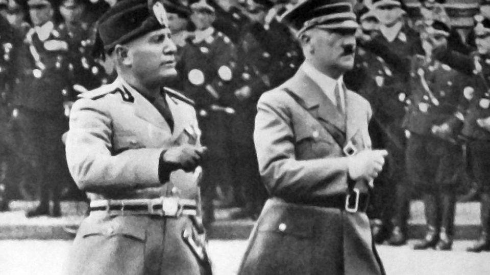 Prefeito quer reabrir jazigo de Mussolini para o público Benito Mussolini e Adolf Hitler