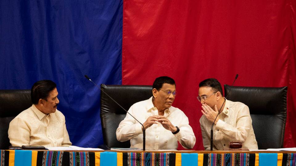 A guerra às drogas de Duterte é uma farsa O presidente das Filipinas, Rodrigo Duterte, conversando com parlamentares antes de discurso no Congresso, em 22 de julho de 2019.