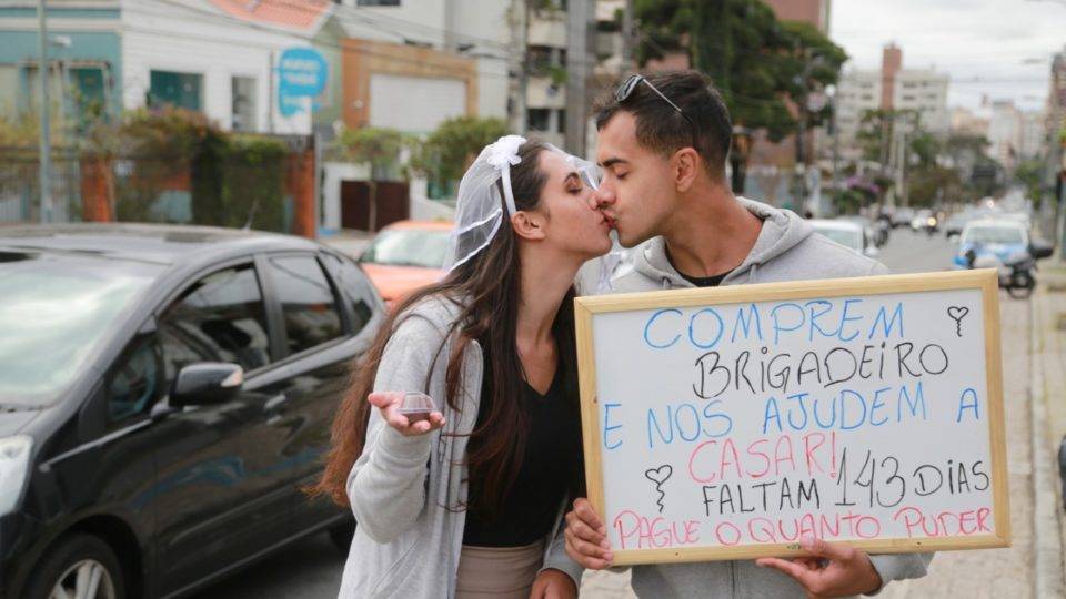 Curitibanos vendem brigadeiros para realizar sonho do casamento Curitibanos vendem brigadeiros para realizar sonho do casamento