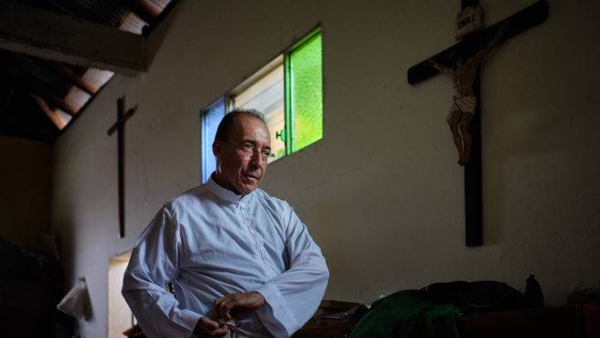 O padre Edwin Román, da Igreja de São Miguel Arcanjo em Masaya, na Nicarágua