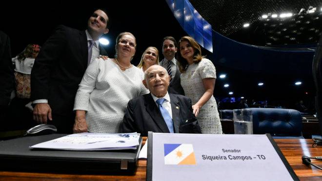 Ex-governador do Tocantins Siqueira Campos (DEM) tomou posse neste mÃªs como senador: "homenagem" Ã  trajetÃ³ria polÃ­tica dele feita com dinheiro do contribuinte.