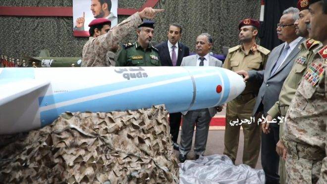 Imagem de um vídeo divulgado em 7 de julho pelo departamento de comunicação do grupo rebelde xiita Houthi mostra Abdelaziz bin Habtour, primeiro-ministro do regime Houthi ouvindo a descrição de um míssil de longo alcance durante exposição de mísseis e aeronaves não tripuladas no Iêmen
