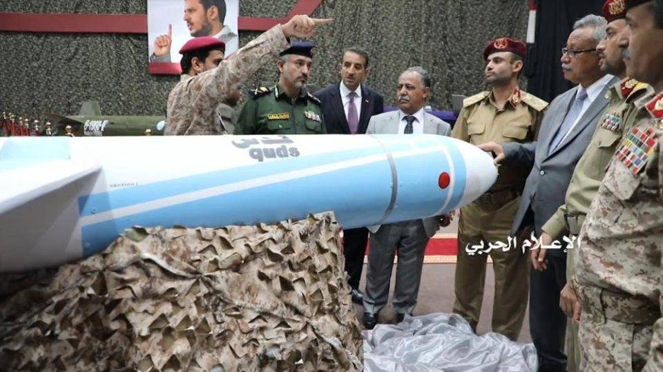 Imagem de um vídeo divulgado em 7 de julho pelo departamento de comunicação do grupo rebelde xiita Houthi mostra Abdelaziz bin Habtour, primeiro-ministro do regime Houthi ouvindo a descrição de um míssil de longo alcance durante exposição de mísseis e aeronaves não tripuladas no Iêmen