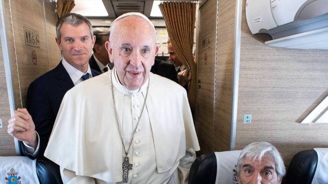 Atrás do papa Francisco, o jornalista italiano Matteo Bruni, nomeado porta-voz do papa no dia 18 de julho.