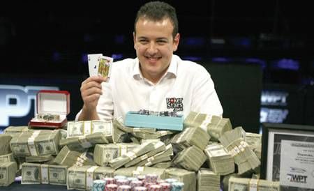 Alexandre Gomes na conquista do WPT de 2009. Maior premiação até hoje de um brasileiro em um torneio ao vivo. Alexandre Gomes na conquista do WPT de 2009. Maior premiação até hoje de um brasileiro em um torneio ao vivo.