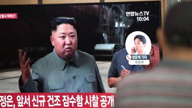Pessoas em Seul assistem a um canal de televisão que exibe notícia sobre o ditador da Coreia do Norte, Kim Jong-un. A Coreia do Norte disparou dois mísseis em direção ao mar em 25 de julho