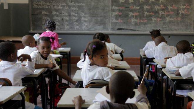Sala de aula em Angola. Foto: Reprodução | Youtube.