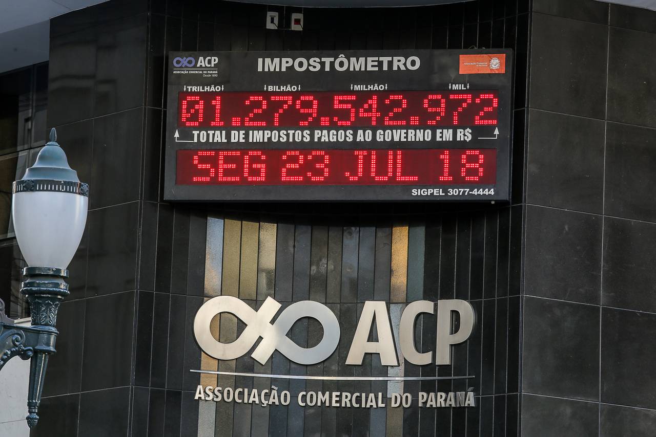 Impostômetro na fachada da Associação Comercial do Paraná.