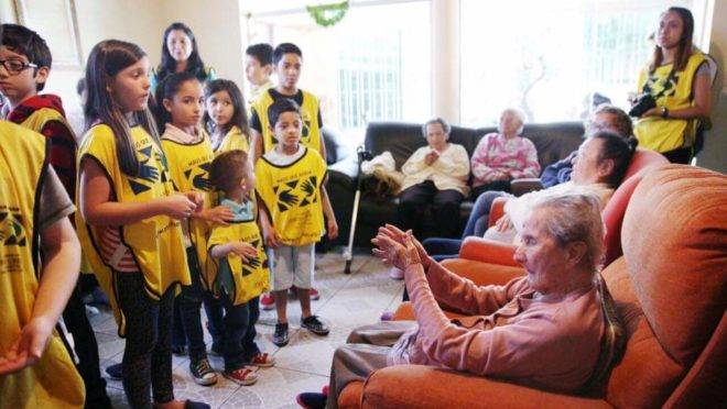 Crianças em visita a um lar de idoso