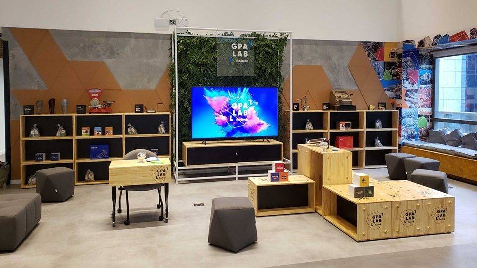 Laboratório de inovação do Pão de Açúcar analisa todo dia uma nova solução de startup Desta sala de 40 m2 já saíram várias soluções para agregar valor aos negócios do GPA.