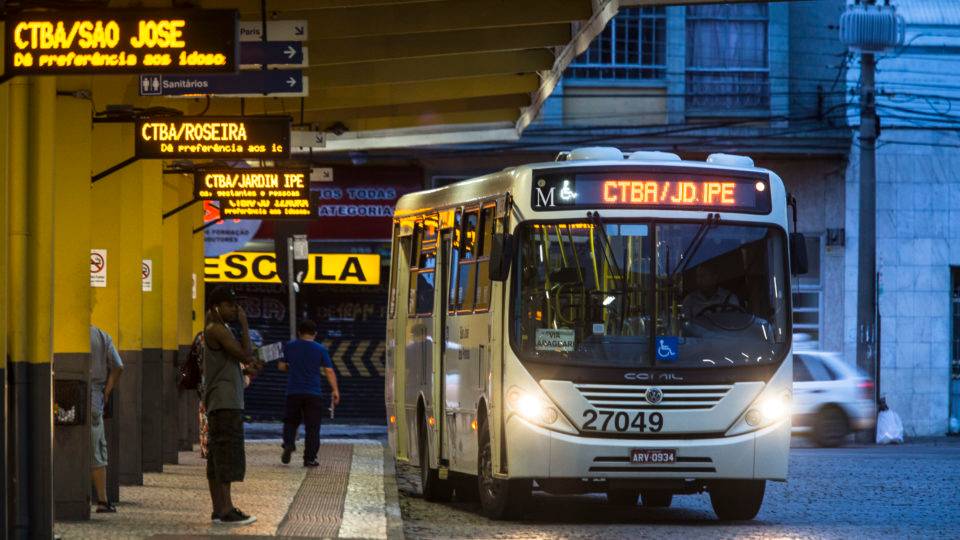 Por que as regiões metropolitanas são importantes para o Paraná? terminal de ônibus