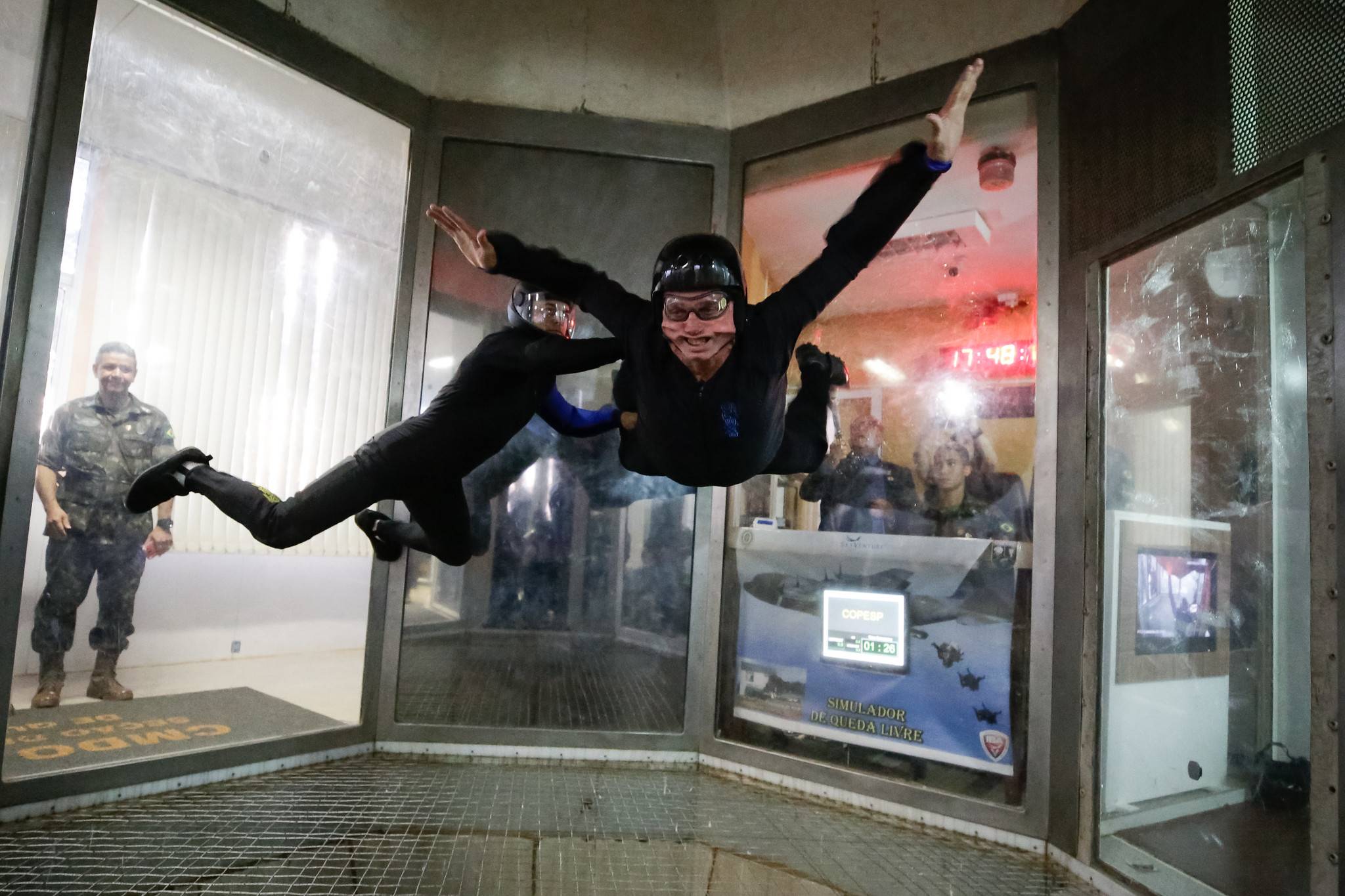 Presidente Jair Bolsonaro experimentou um simulador de queda livre nesta sexta-feira durante visita ao Comando de Operações Especiais do Exército, em Goiânia.