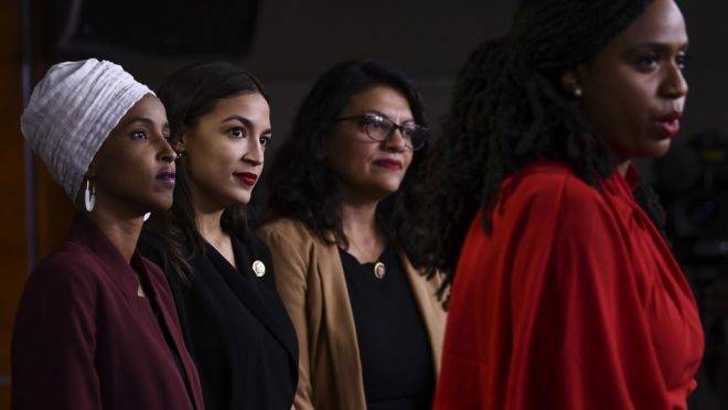 A deputada democrata Ayanna Pressley fala ao lado das deputadas Ilhan Abdullahi Omar (à esquerda), Rashida Tlaib (segunda à direita) e Alexandria Ocasio-Cortez em coletiva de imprensa sobre os comentários do presidente americano Donald Trump, em 15 de julho de 2019, no Capitólio, Washington DC