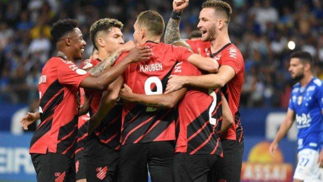 Jonathan comemora o primeiro gol do Athletico contra o Cruzeiro.